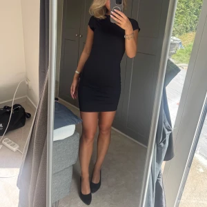 Svart tight kortklänning - Säljer en svart, enkel och stilren kortklänning med tight passform. 