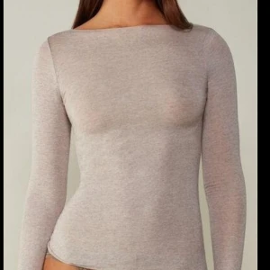 Intimissmi  - Superenkel och stilren beige långärmad topp finns inga tecken på användning i toppen skick skriv om ni har frågor eller vill se hur den ser ut🤗