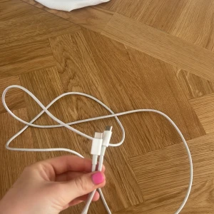 lång Usb-c sladd - Bilderna visar en vit laddningskabel med USB-C, tjock sladd så väldigt tålig, extra lång!