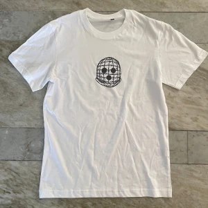 Död mark T-shirt  - Död mark, drabbad av sjukdom t-shirt! Aldrig använd! St S! Hör av dig vid ytterligare frågor! Mvh Henry 