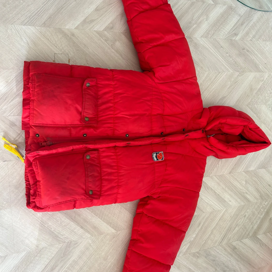 Röd Fjällräven dunjacka med huva - 2