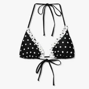 Prickig bikini med volang från Bershka - Svart bikini från Bershka med vita prickar och söta volangdetaljer på överdelen. Helt oanvänd med prislapp kvar, säljer då jag inte hann skicka tillbaka i tid❤️