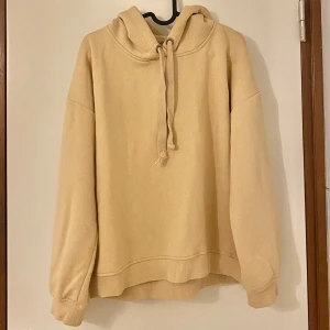 Beige hoodie  - En enkel och clean beige hoodie