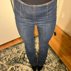 Mörkblå bootcut jeans med hög midja - Så snygga mörkblå jeans med bootcut och hög midja. Jeansen sitter tajt över låren innan de släpper ut vid bensluten. Perfekta för dig som gillar en super classy look!  Jeansen är från USA!🫶🏻Skulle säga storlek 34/36! 