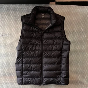 Uniqlo väst - Säljer min uniqlo väst som tyvärr blivit för liten. Den är använd ett fåtal gånger och är precis som en ny. Inga defekter. Original pris är 600kr men jag säljer denna för endast 200! Skicka ett meddelande om du har några frågor! Mvh Zeke.