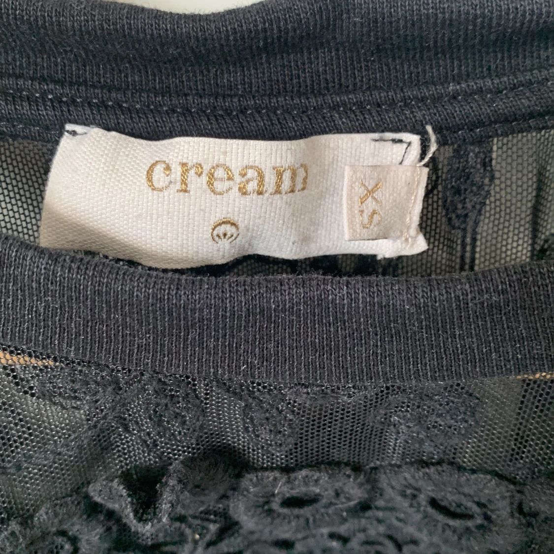 Svart spetsdetaljerad tröja  - 2