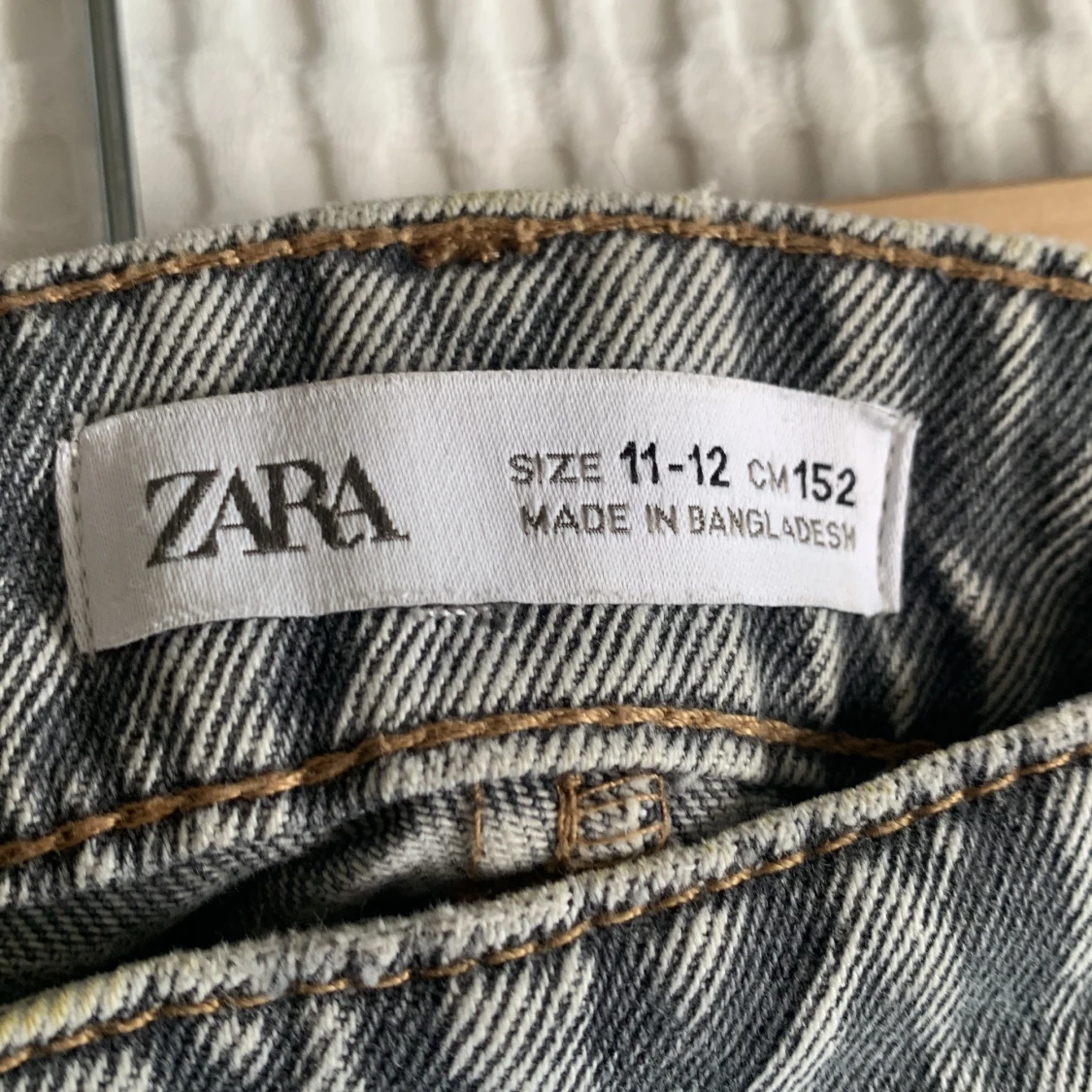 Grå jeanskjol med rå kant från Zara - 2