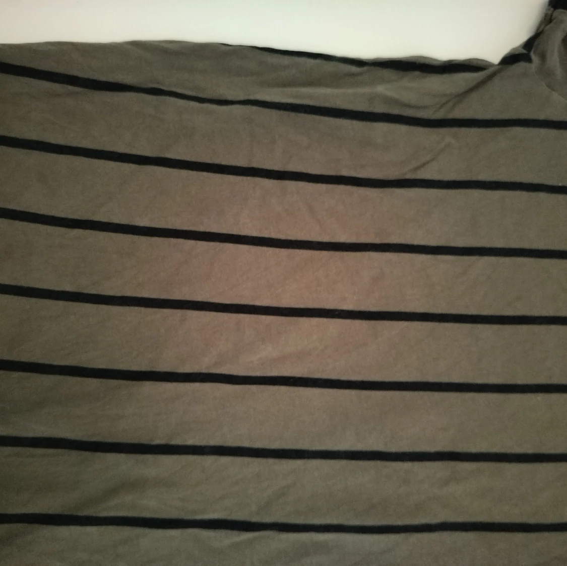 Randig grå t-shirt med svart brodyr - 3