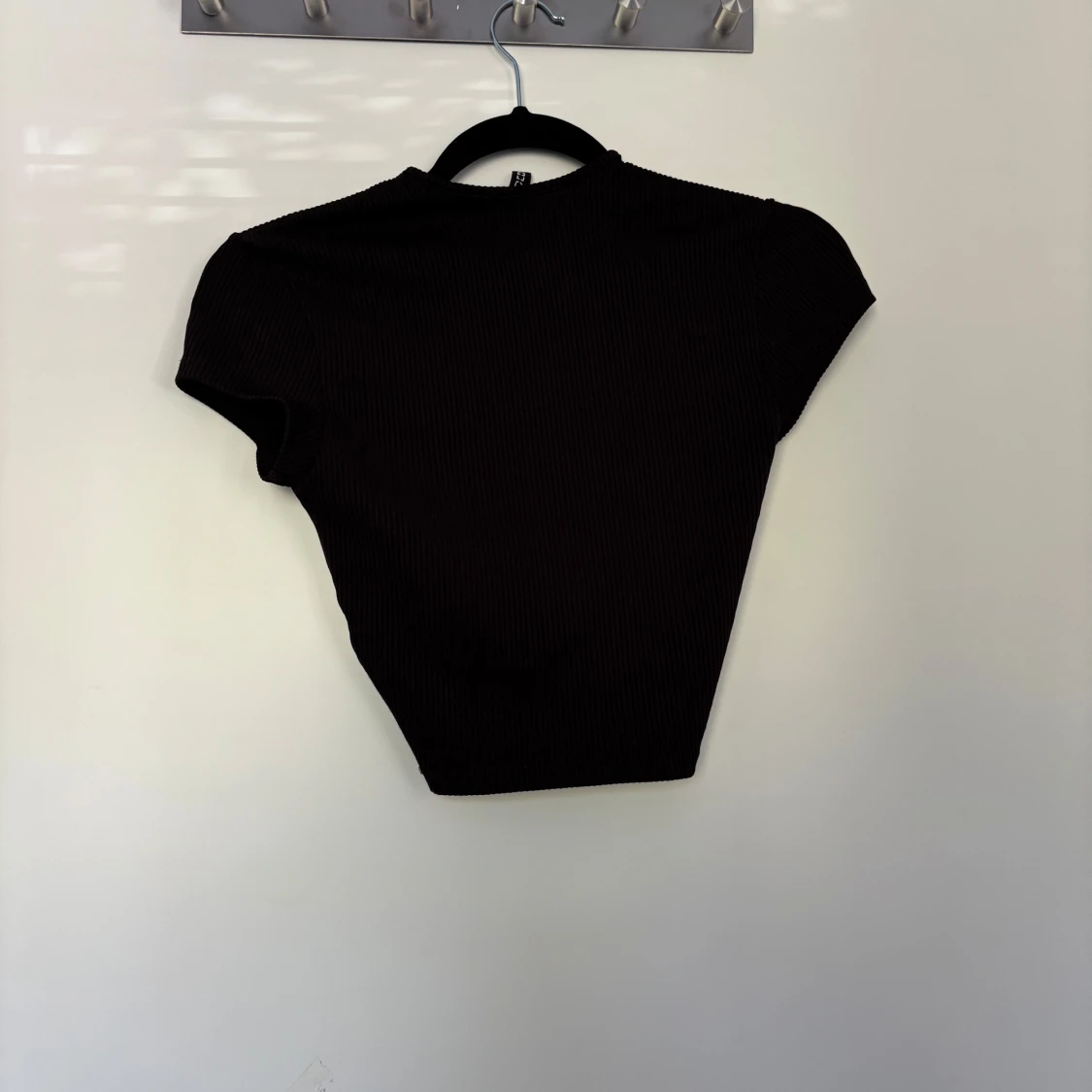 Svart ribbad croppad topp  - 1