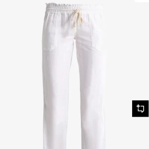 Vita linnebyxor från roxy  - Snygga vita linnebyxor från roxy med avslappnad passform och dragsko i midjan. Byxorna har raka ben, resår i midjan och praktiska fickor både fram och bak. Perfekta för varma dagar när du vill ha en chill och fräsch look. Nypris 599 kr ä. Pris kan diskuteras,