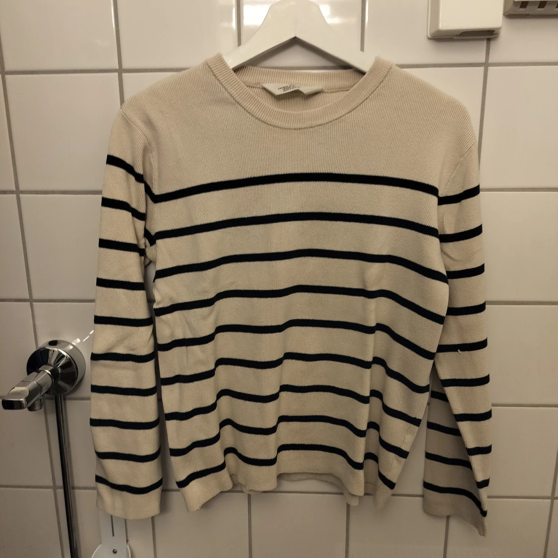 Randig beige stickad tröja