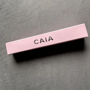 CAIA Mascara Romantique Black - Snygg mascara från CAIA i färgen Romantique Black. Kommer i en stilren ljusrosa förpackning med svart text. Ger intensivt svarta fransar med 3D-effekt och separerar fransarna snyggt. Perfekt för dig som vill ha långa och definierade fransar. Helt Ny oöppnad 