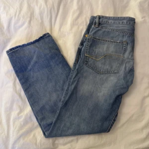 Blå raka jeans från esprit - Säljer ett par klassiska blå jeans från esprit med raka ben och normal passform. Jeansen har fem fickor, snygga slitningar och ljus tvätt. Tillverkade i bomull och perfekta för en avslappnad stil.