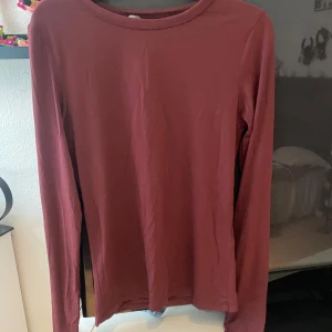 Vinröd satin tröja  - Säljer nu min vinröda satin tröja då den aldrig kommer till användning💕 använd men i fint skick dock så är lappen av men sitter ändå kvar🙈  Storlek s💕