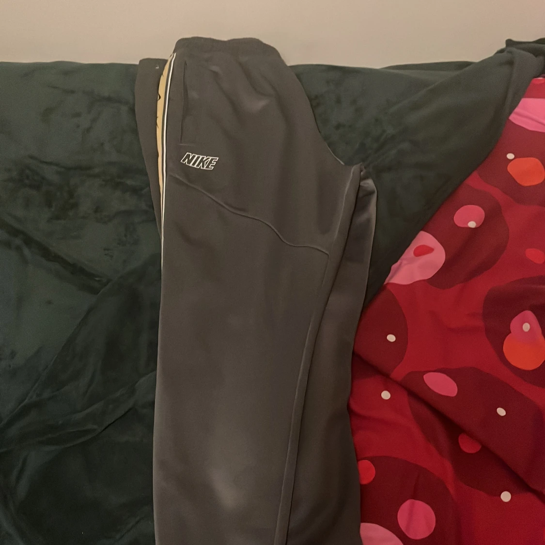 Nike svarta mjukisbyxor med guldiga detaljer - 3