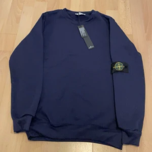 Stone Island sweatshirt  - Säljer denna marinblåa sweatshirten från stone island. Aldrig använd och är helt ny! 
