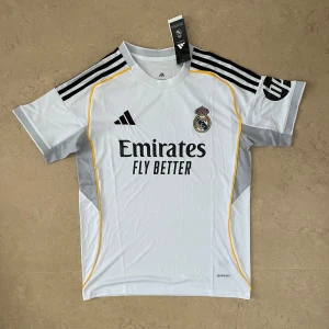 Real Madrid 25/26 tröja - Säljer denna Real Madrid tröjan för endast 299kr skriv till om ni är intresserade!