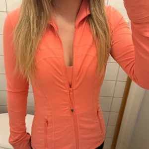 Lululemon Define Jacket - Super snygg define jacket från lululemon i färgen rasberry cream som inte säljs längre. Jackan är i storlek 6!💗