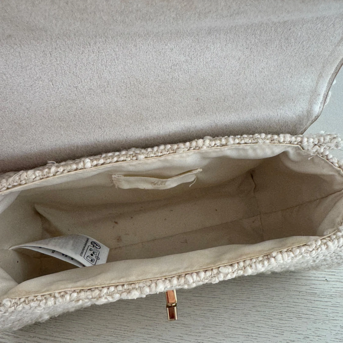 Beige handväska i ull med guldspänne - 2