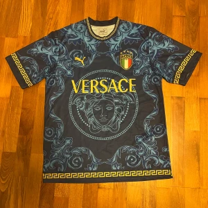 Italien fotbolls tröja  - Aldrig använt den. Den är xxl men är väldigt liten i storlek och passar mig som har L