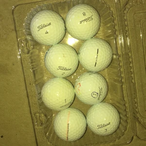 Titleist Pro V1 Golfbollar 8 pack  - Perfekta för dig som vill ta ditt golfspel till nästa nivå! Snygga och populära Titleist Pro V1 golfbollar, flera olika nummer. Passar både nybörjare och erfarna spelare som vill ha kvalitet på banan. Skriv om ni vill köpa mer