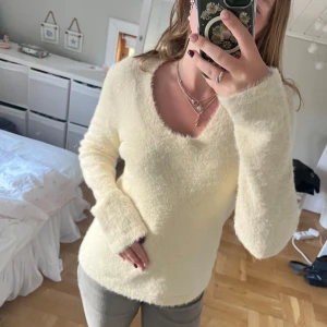 Ljus fluffig stickad tröja från Wera - Supermysig ljus stickad tröja från Wera i storlek S. Tröjan har en fluffig yta, v-ringad hals och långa ärmar. Perfekt för dig som gillar en enkel men ändå cozy look. Materialet känns mjukt och värmande, passar dig som vill ha något chill och stilrent. Endast använd en gång 💞