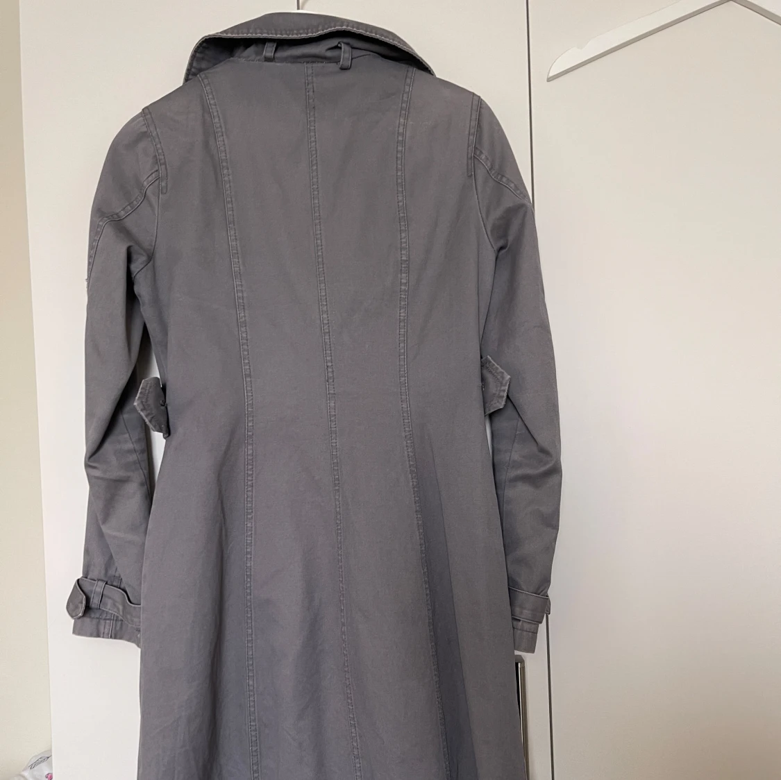 Grå trenchcoat med bältdetaljer - 1