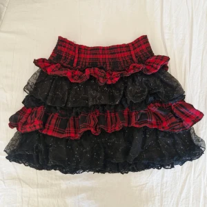 Alternativ kjol Lindex - Supercool volangkjol från Lindex ❤️  Röd och svartrutig med spets och paljetter. Elastisk i tyget. Finns en del lösa trådar, se bilder. I övrigt i fint skick! :) I barnstorlek 170 men passar mig som har S-M perfekt!  Pris är självklart förhandlingsbart 🥰 Hör gärna av er vid frågor och glöm inte att kolla in garderoben för fler liknande plagg, bundlerabatt finns! ❤️