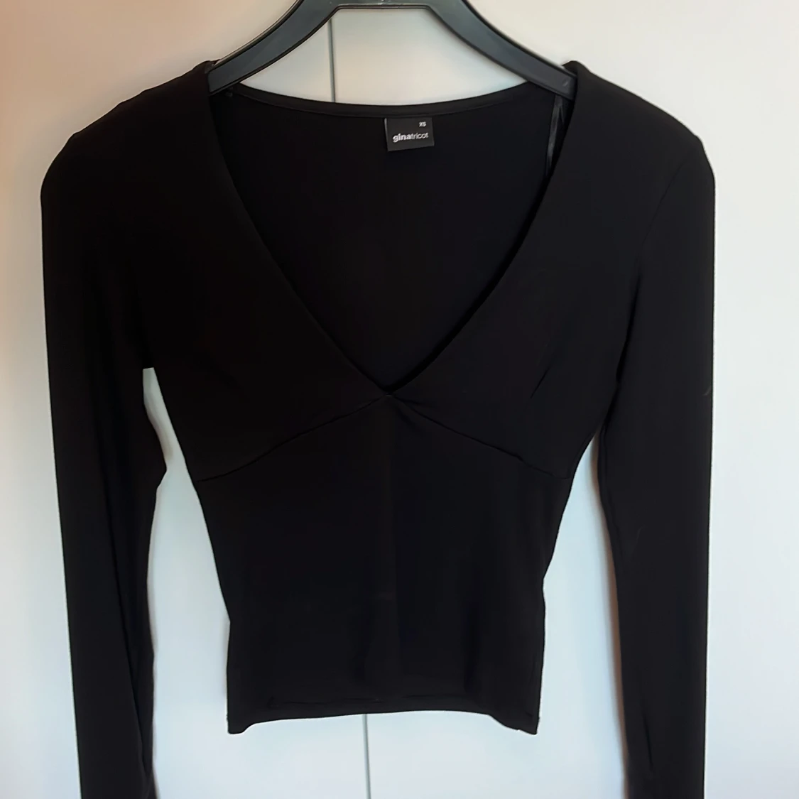 Svart v-ringad långärmad topp Gina Tricot - 3
