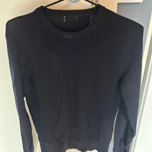 Mörkblå stickad från Uniqlo - Merinotröja från Uniqlo. Storlek XS