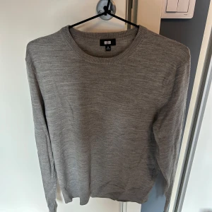 Grå Merinotröja från Uniqlo - Schysst merinotröja från Uniqlo i storlek XS i bra skick!
