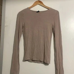 Tunn tröja  - Lång ärmad tröja i skönt material från Gina Tricot, aldrig använd! Har en slits längst ner vid armen!😶‍🌫️