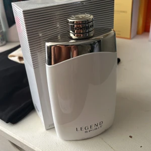 Montblanc Legend Spirit parfym 200ml - Söker byten eller om man vill köpa den, från början 200 ml nu kanske 190 ml, pris går att diskutera vid snabb affär, kom inte med dumma bud