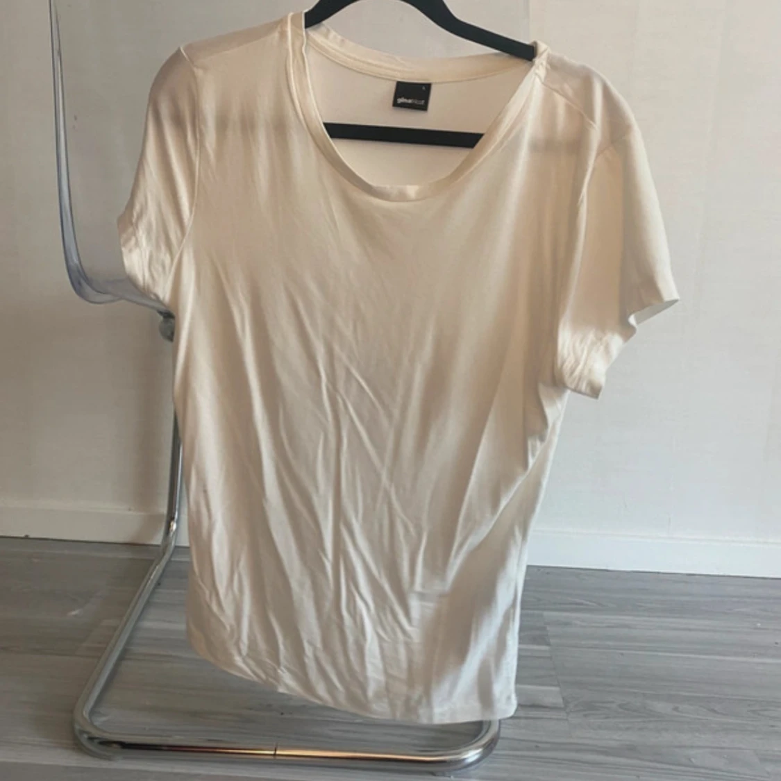 Vit t-shirt från Gina Tricot