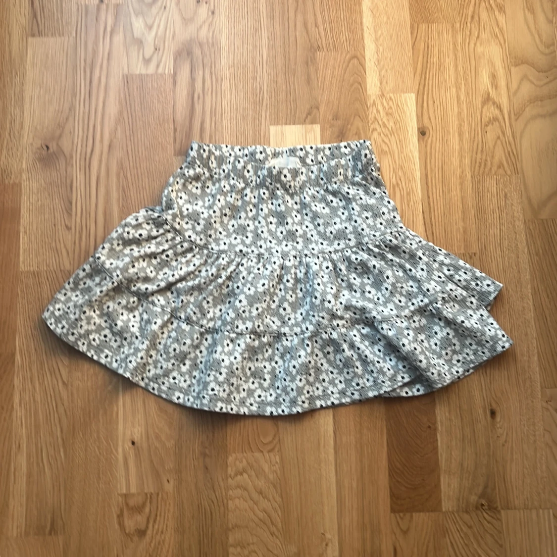 Grå blommig volangkjol från 157 New