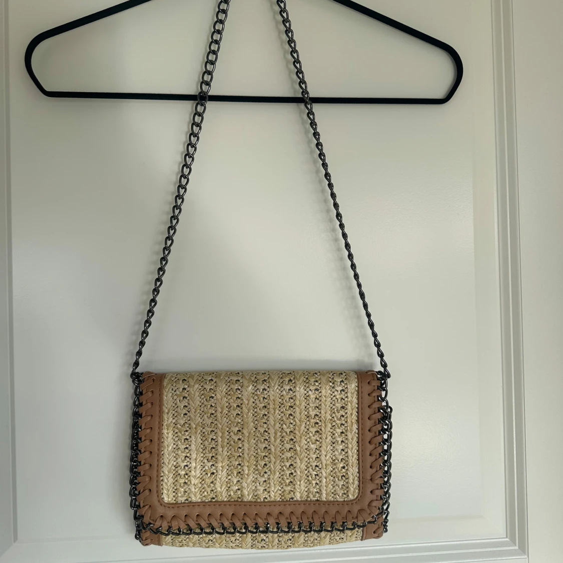 Beige axelväska med kedja och läderdetaljer