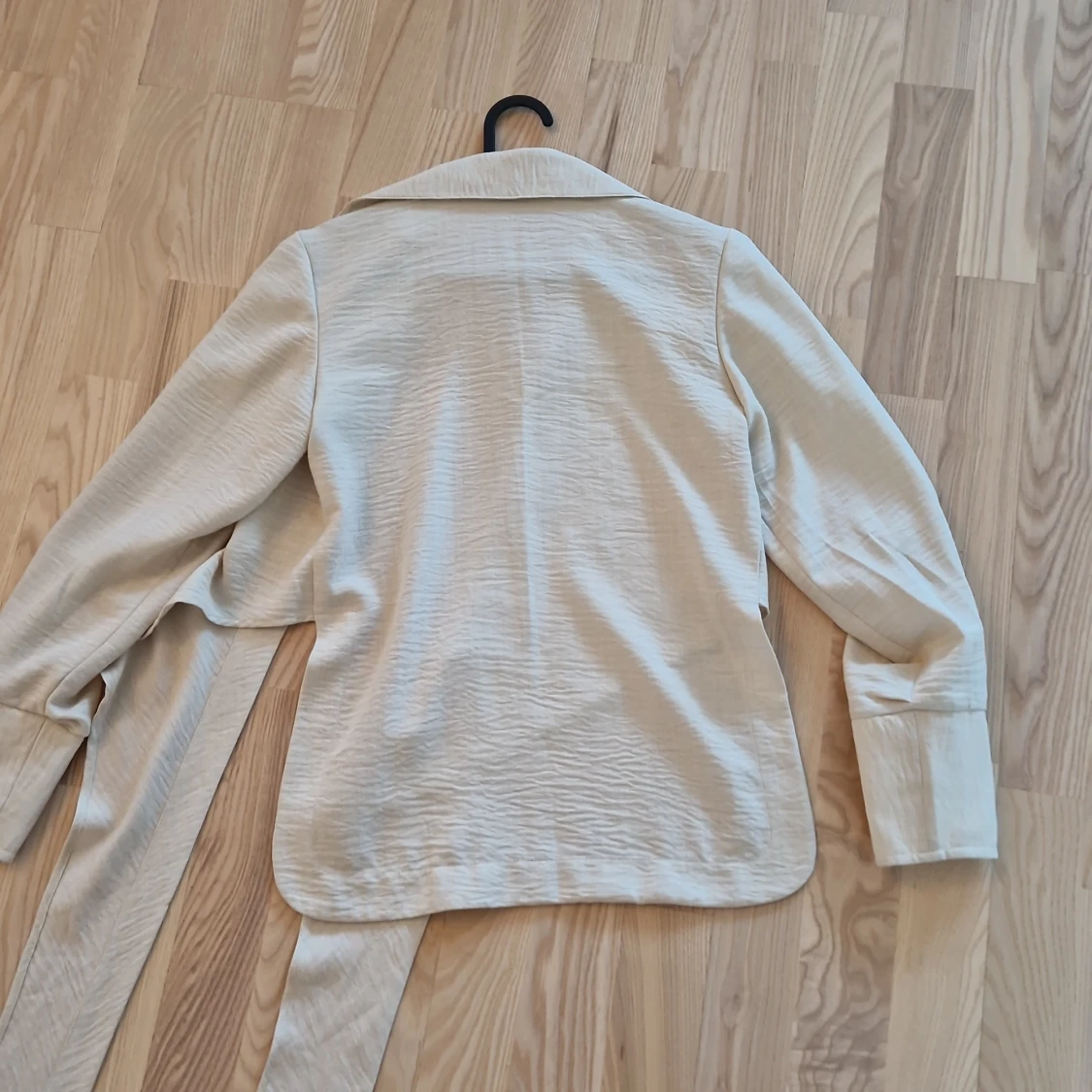 Beige omlott skjorta med bälte - 2