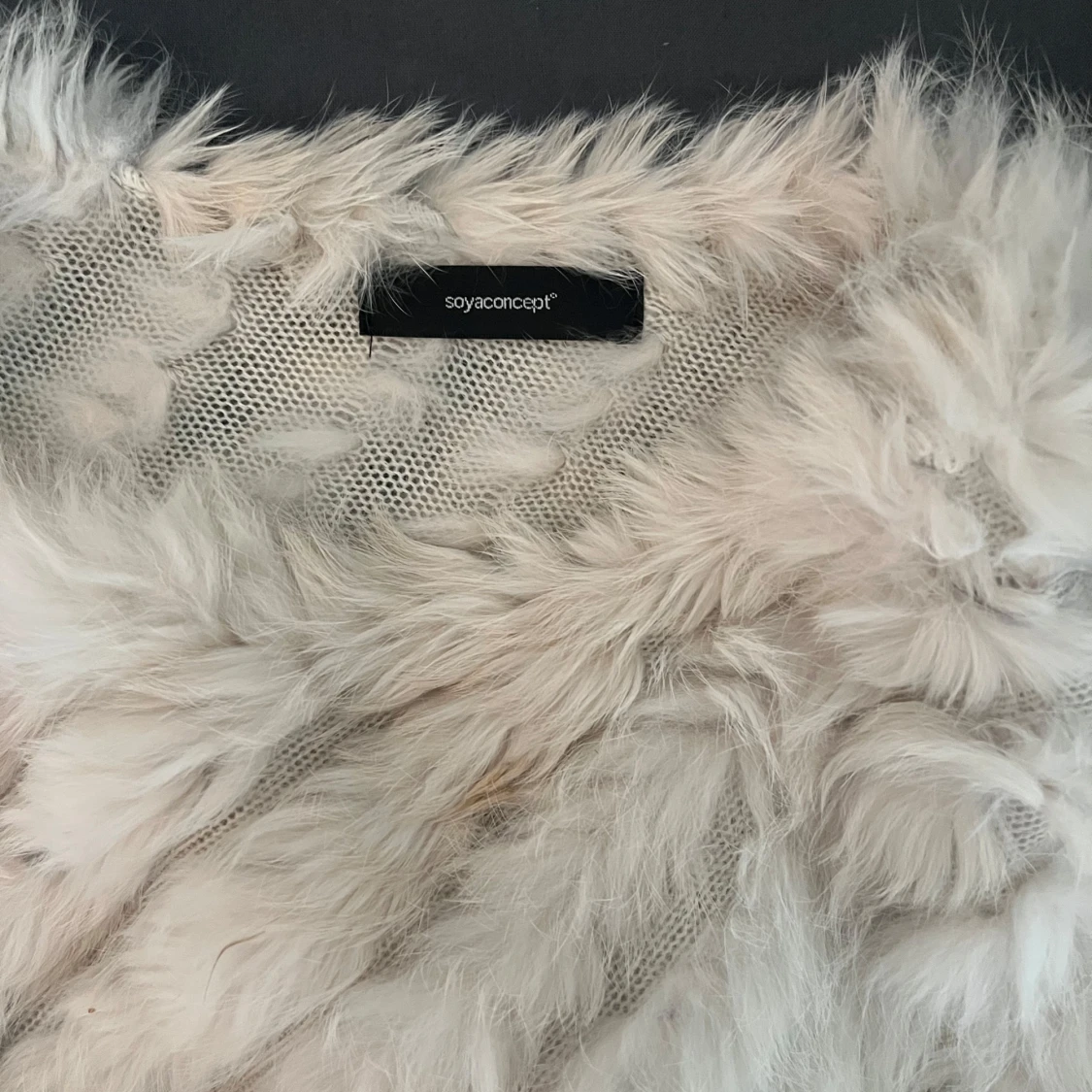 Offwhite pälsponcho från Soyaconcept - 1