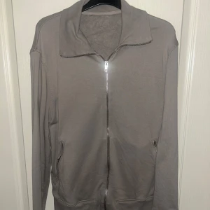 Grå ziptröja från Filippa K - Grå ziptröja från Filippa K storlek S