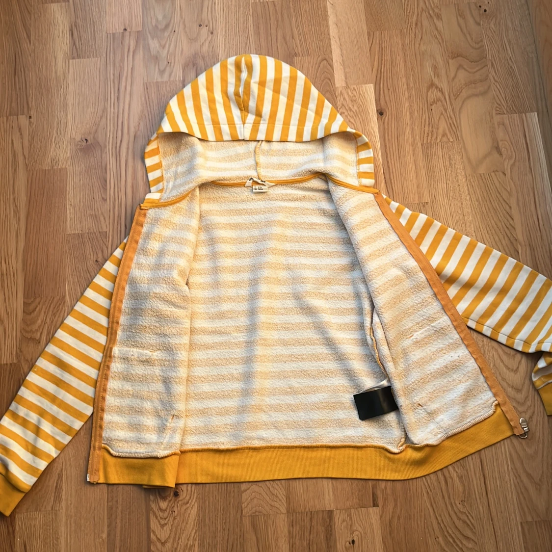 Gulvit randig hoodie från H&M - 1