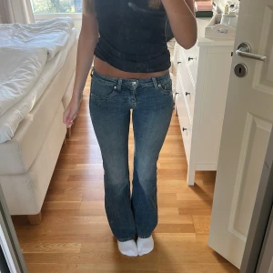 Low waist jeans - Säljer ett par jeans som jag knappt använd då de är lite för korta för mig. De är i nyskick. De är i storlek 32 men skulle säga att de är som 34