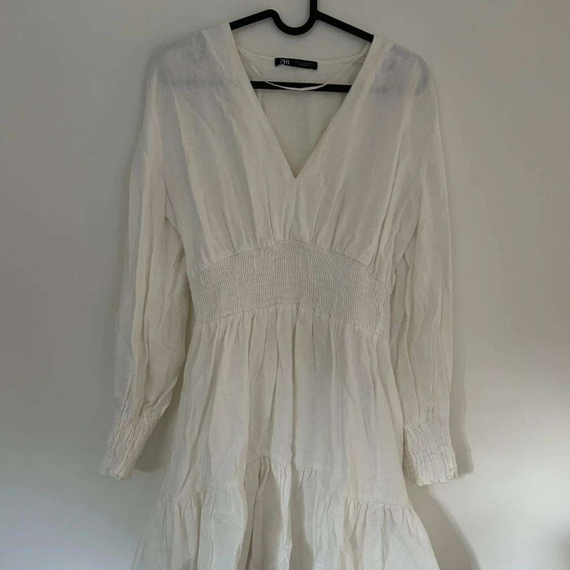 Vit klänning med v-ringning från Zara