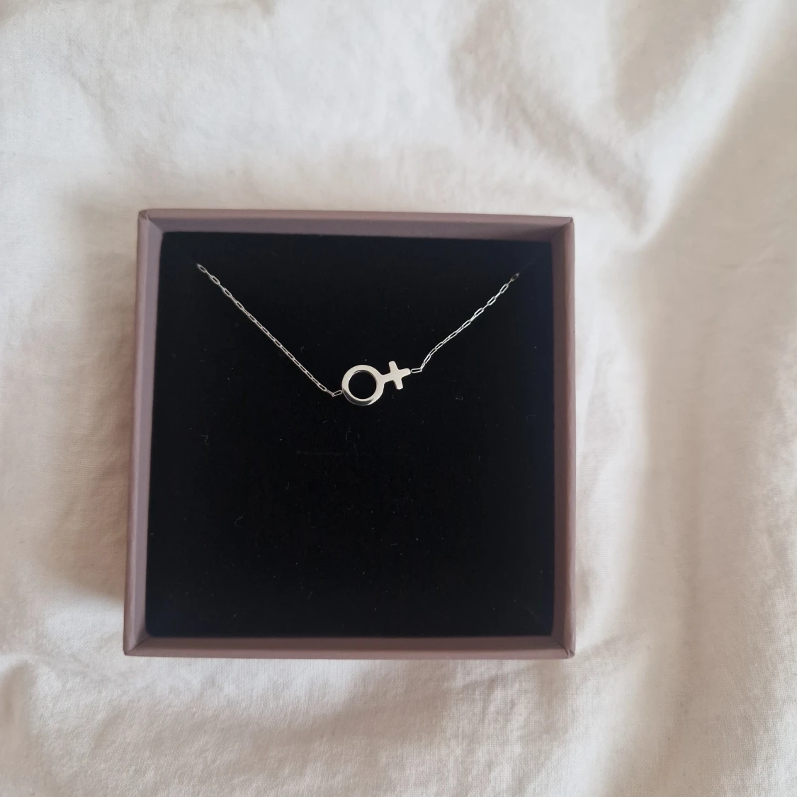 Silverhalsband med kvinnosymbol från Edblad - 1