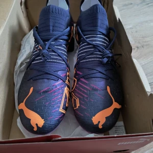Puma Future Z 1.2 fotbollsskor strl 43 - Säljer ett par Puma Future Z 1.2 MxSG fotbollsskor Helt nya! storlek 43. Nypris över 2500kr.