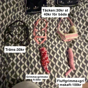Rosa fluffig grimma med grimskaft - Säljer en söt rosa fluffgrimma med matchande rosa grimskaft. Grimman har mjuk fluffig kant och metallspännen, perfekt för dig som gillar gulliga detaljer till hästen. Grimskaftet är flätat och ger extra stilpoäng i stallet.