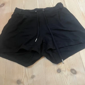Svarta mjuka shorts - Svarta mjuka shorts från New Yorker i storlek 32💕
