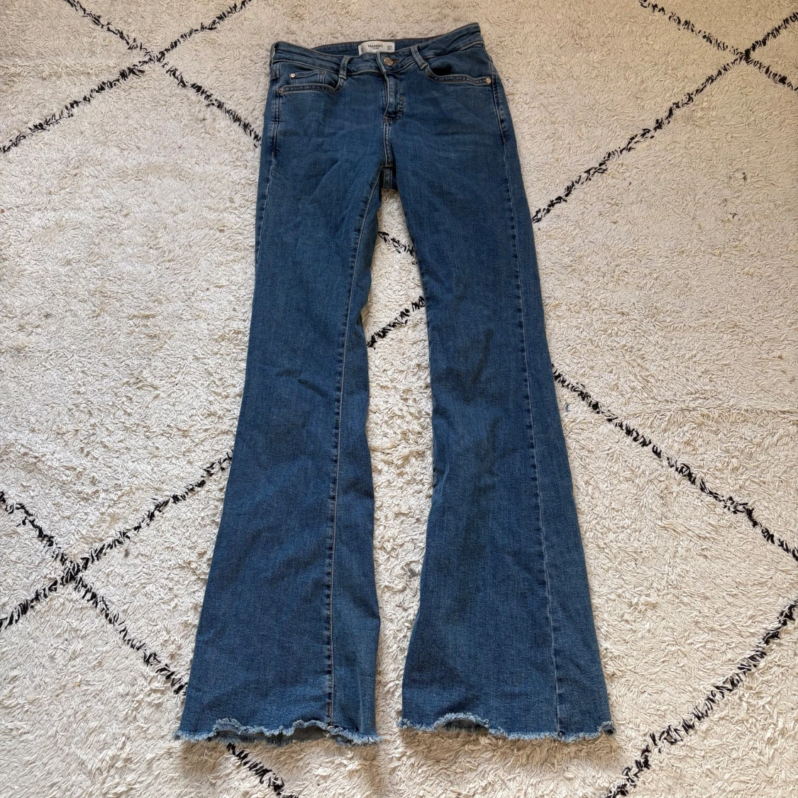 Blå flare jeans från Mango