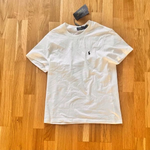  Polo Ralph Lauren T shirt  - ✨ Polo Ralph Lauren T-Shirt – Size M ✨ 🆕 Brand new with tags! 🤍 Classic white with iconic 🐎 embroidered logo 👌 100% premium cotton – super soft & breathable 🧼 Easy to wash, keeps shape & color  💎 Top quality at a great price – don’t miss out! Perfect for casual days or smart-casual looks 👌