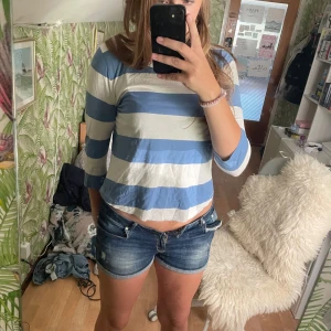 Blåvit randig fin tun tröja från COS💕 - Säljer en långärmad tröja från COS i storlek S. Tröjan har breda blå och vita ränder, rund hals och är gjord i mjuk bomull. Passformen är normal och ärmarna är lite kortare än full längd. Väldigt luftig i skön, perfekt till sommaren tex.🤩Säljer då den inte används längre. 