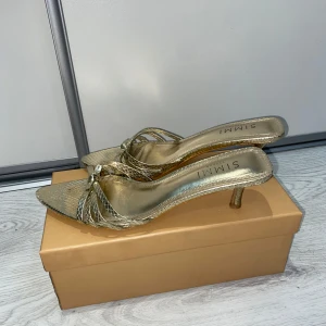 Sandaletter, guld (klackar) - Guld klackar som används två gånger! Superfina till många fina outfits.  Det tillkommer extra klackar som ses på bild 3